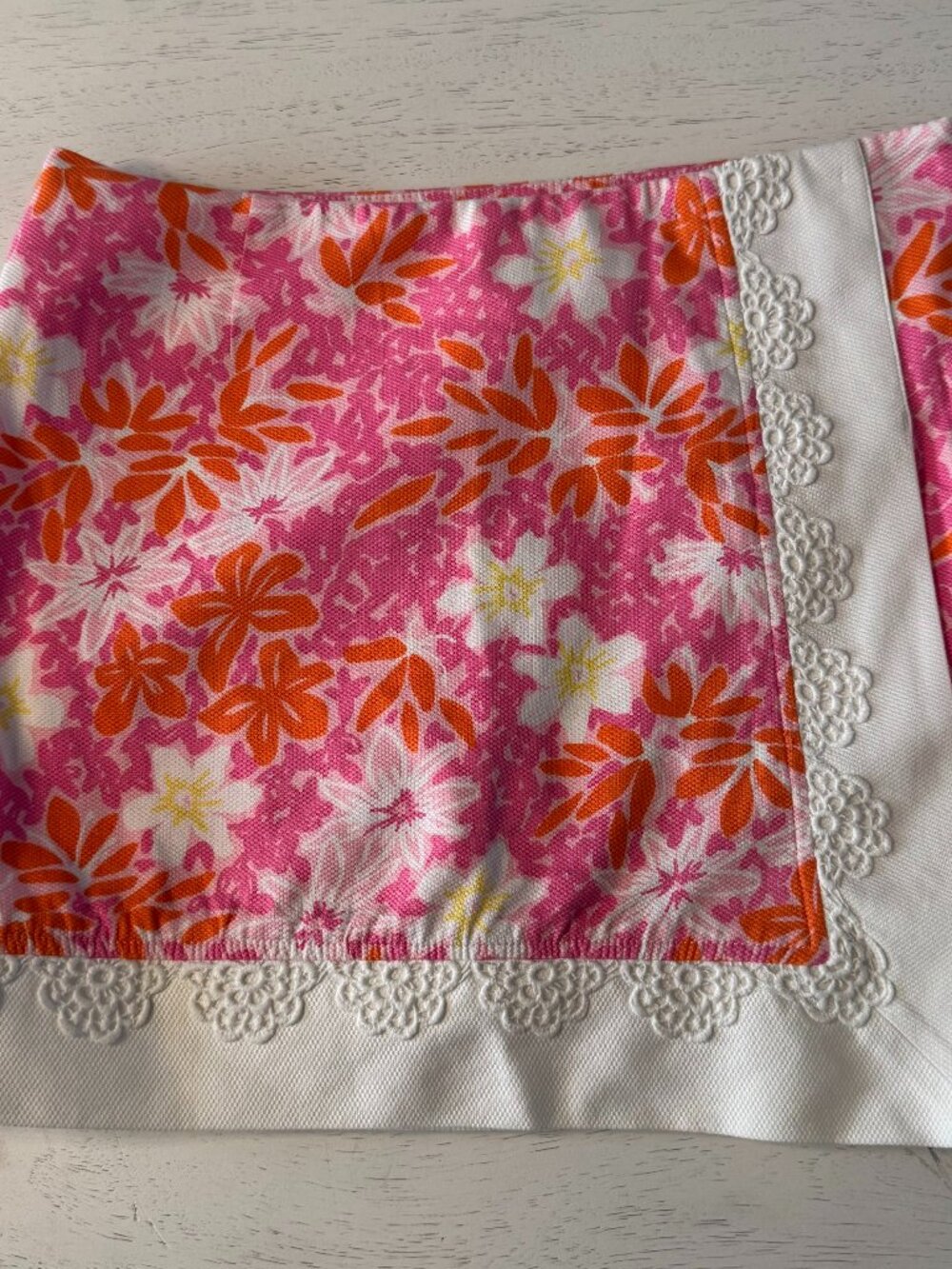 Lily Pulitzer Skort size 0, Pink, Orange, White with lace Trim, in great shape